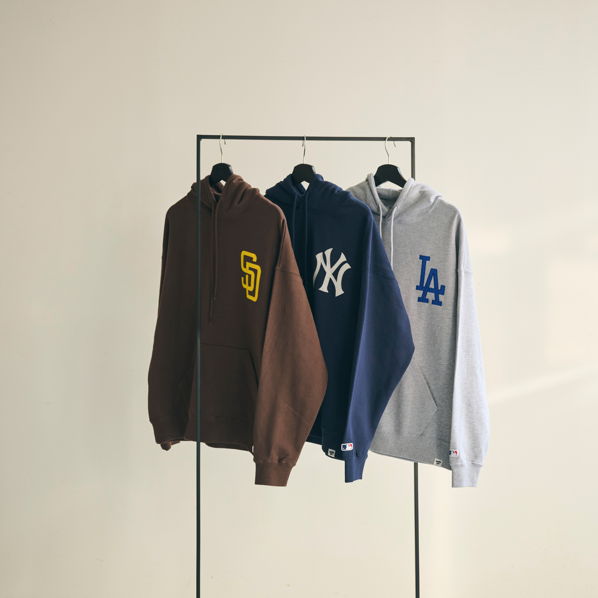 MLB_ドジャース スタンダード エンブレムロゴ フーディー グレー -XL