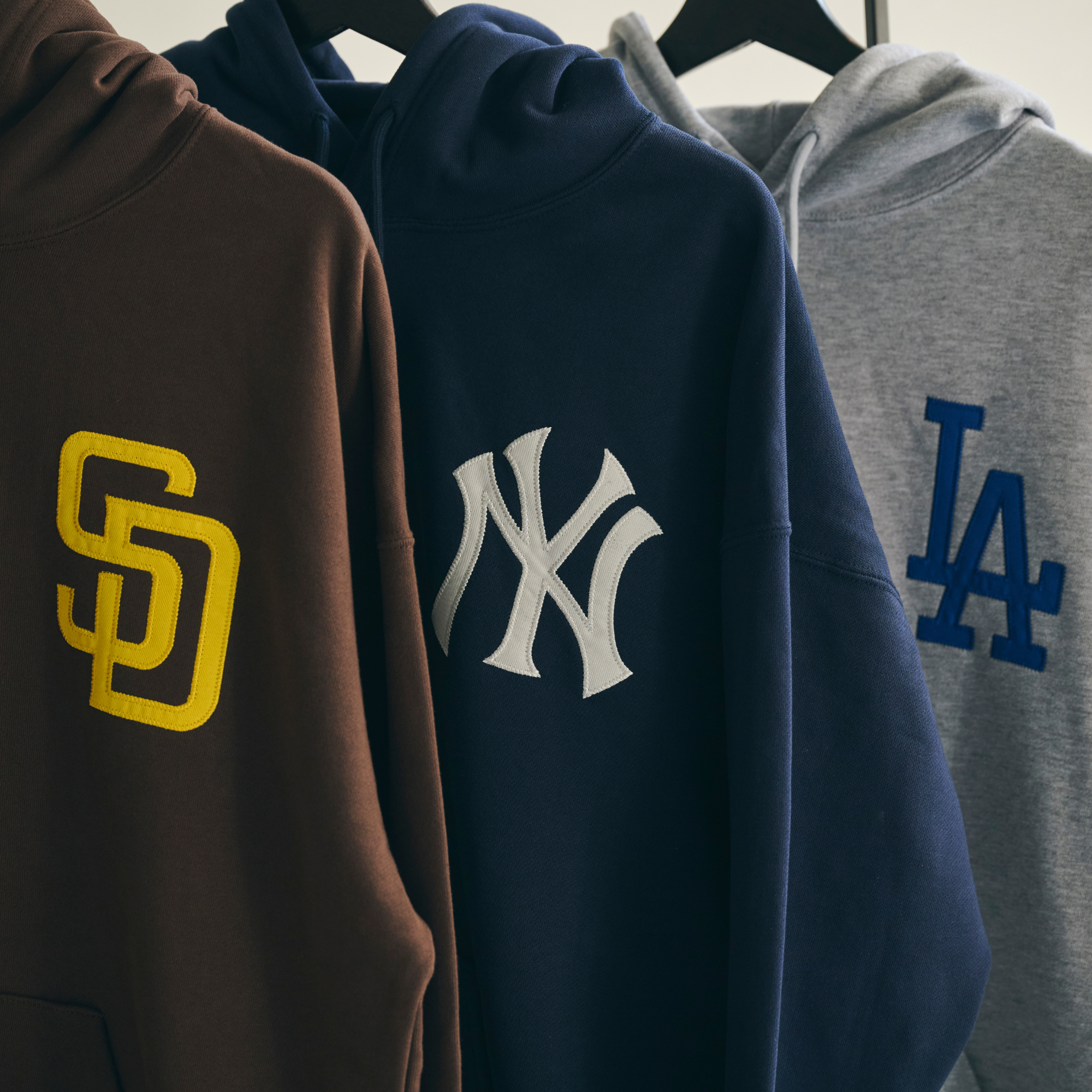 MLB_ドジャース スタンダード エンブレムロゴ フーディー グレー -XL